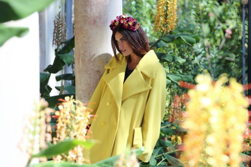 abrigo mostaza amarillo oversize con manga acampanada de otoño invierno 2015 2016 de apparentia online